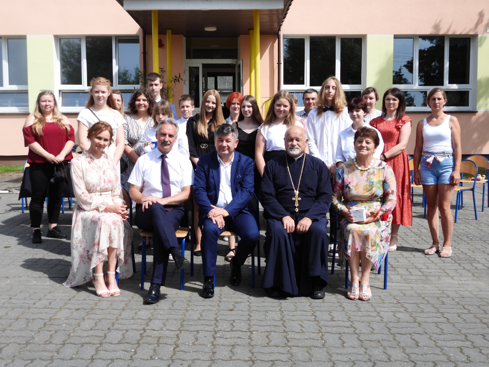 Klasa VIII wraz z rodzicami, wychowawcą dyrektorem i zaproszonymi gośćmi 