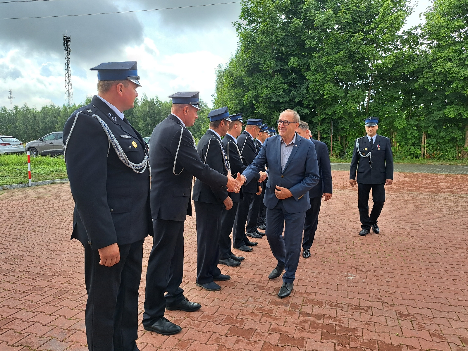 Senator wita się ze strażakami z jednostki OSP Czyże