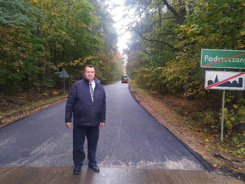 Dyrektor ZDP w Hajnówce na tle remontowanej drogi