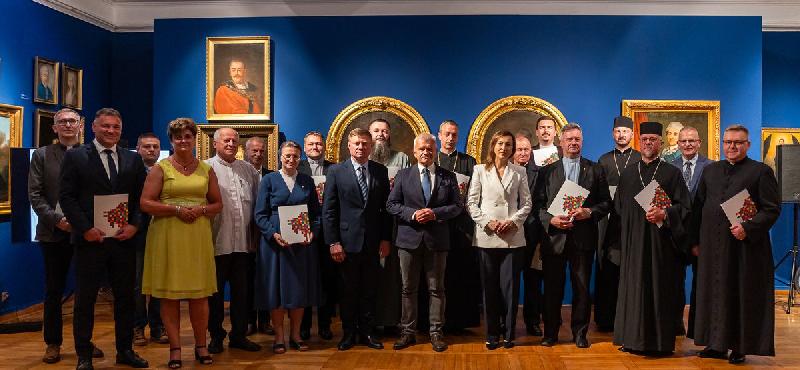 Tło przycisku: Samorząd województwa przekazał kolejne dotacje