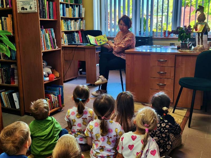 Tło przycisku: OGÓLNOPOLSKI TYDZIEŃ BIBLIOTEK - PIĄTEK